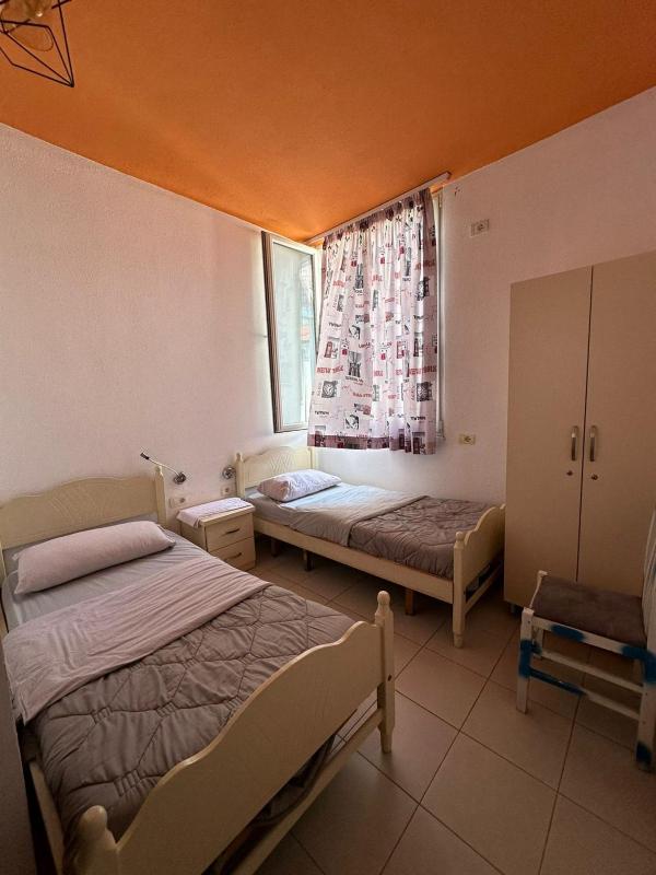 Economy Twin Room image 1