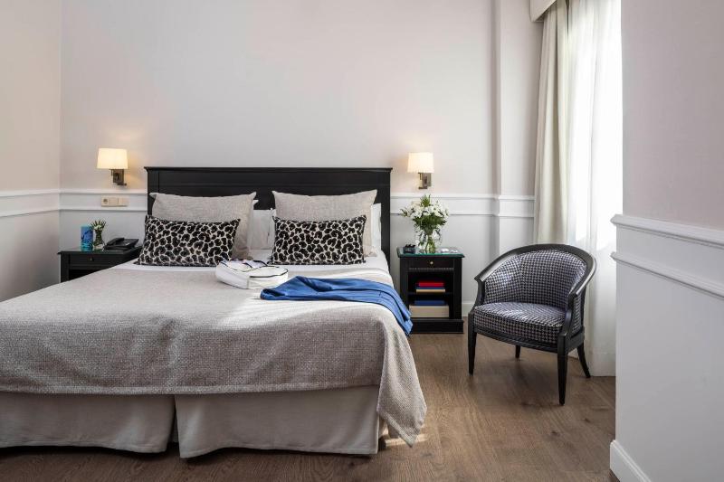 Double or Twin Room image 3