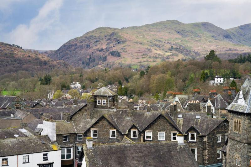 Idyllic Ambleside Retreat with Panoramic Views by LetMeStay - image 7