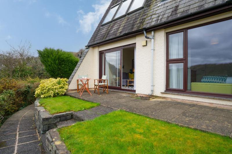 Idyllic Ambleside Retreat with Panoramic Views by LetMeStay - image 25