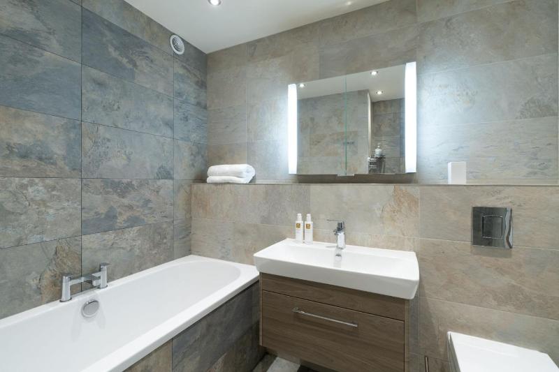 Idyllic Ambleside Retreat with Panoramic Views by LetMeStay - image 19