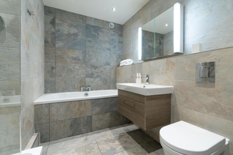 Idyllic Ambleside Retreat with Panoramic Views by LetMeStay - image 9