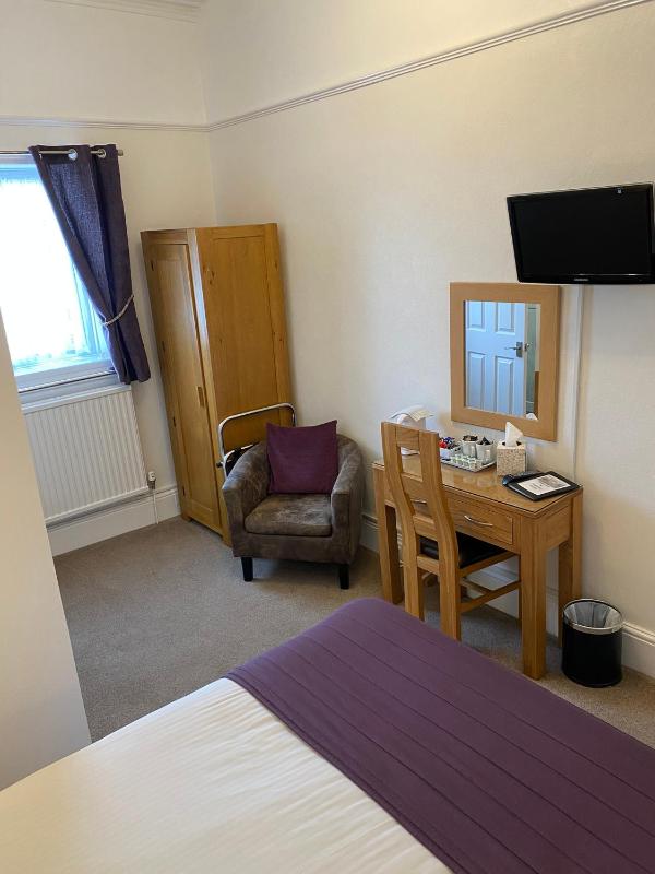 Standard Double Room image 3