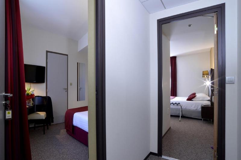 Two Connecting Double Rooms with Wellness Area Access image 3