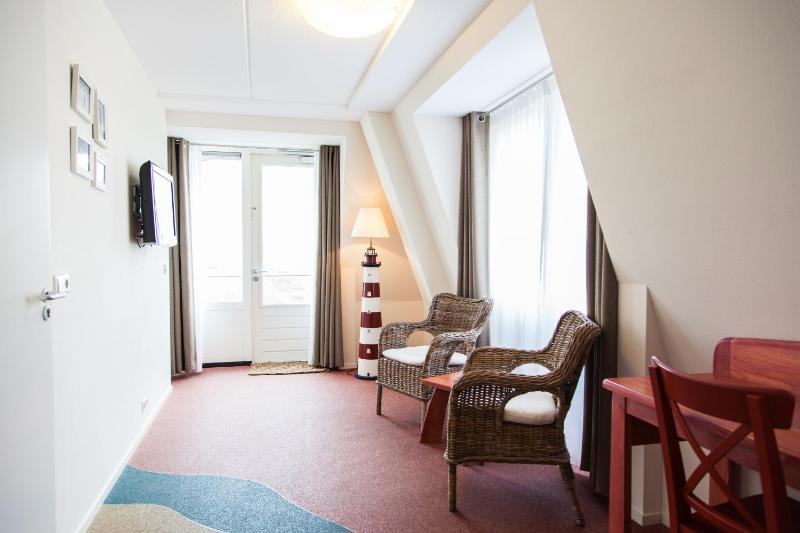 Deluxe Double Room with Side Sea View image 4