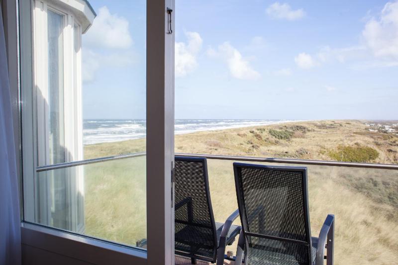 Deluxe Double Room with Side Sea View image 1