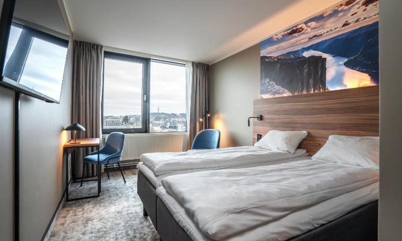 Standard Twin Room image 3