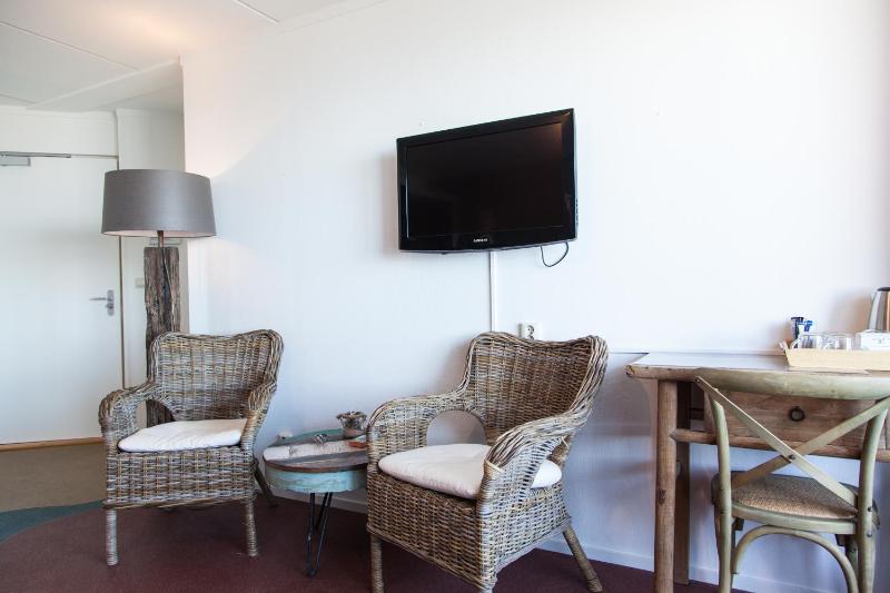 Deluxe Double Room with Side Sea View image 2