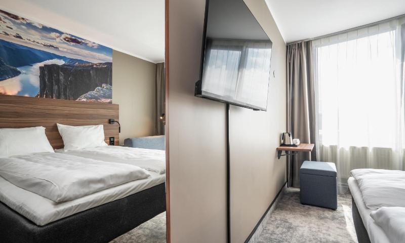  Standard Room with Queen Bed image 2