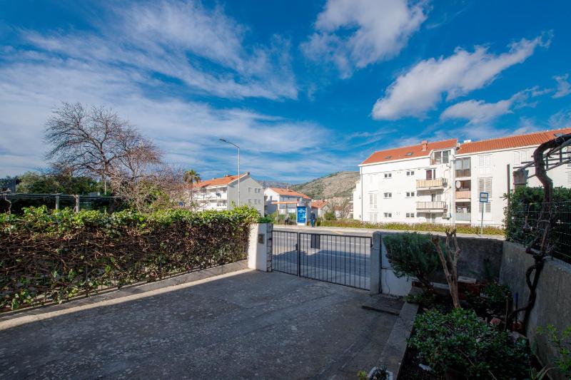 Studio with Terrace and City View image 2