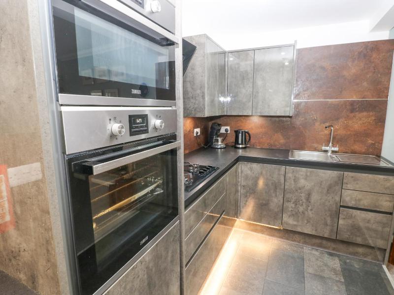Apartment 4 - image 11