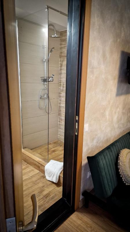Standard Double/Twin Room image 4