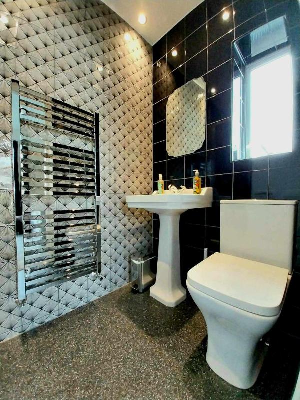 Double Room with Balcony image 3