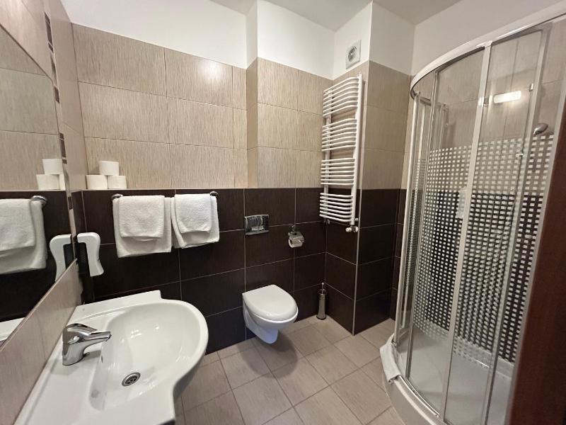 Standard Twin Room with Mountain View image 2