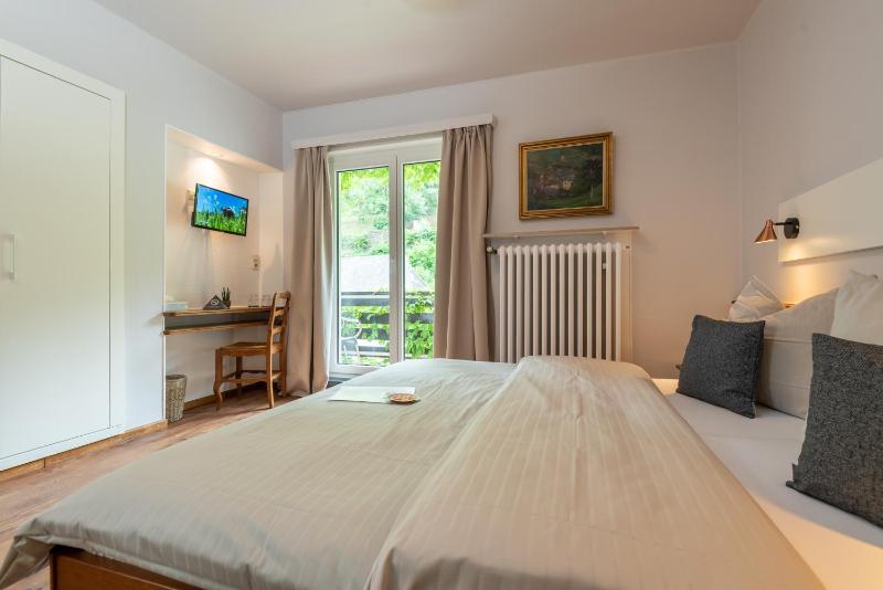 Double Room with Garden View and Balcony image 4