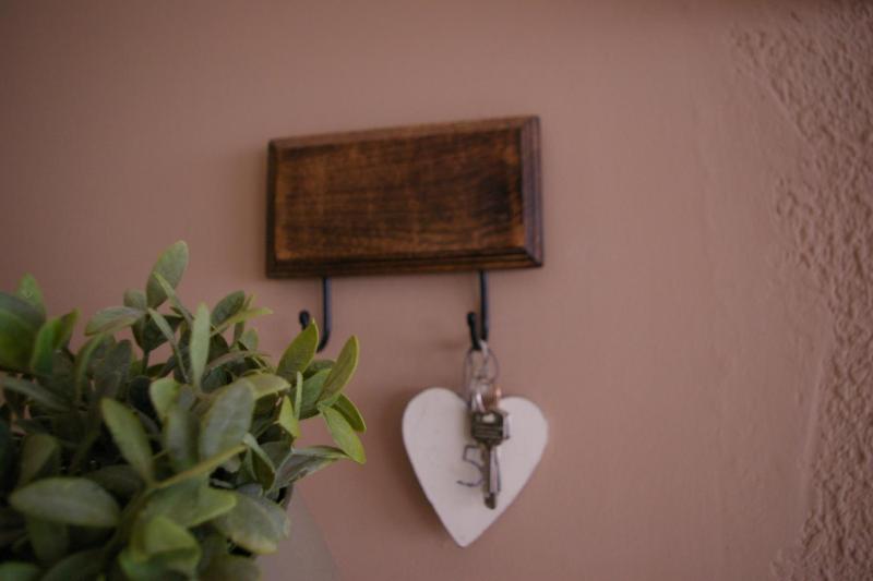 Classic Twin Room with Shared Bathroom image 3