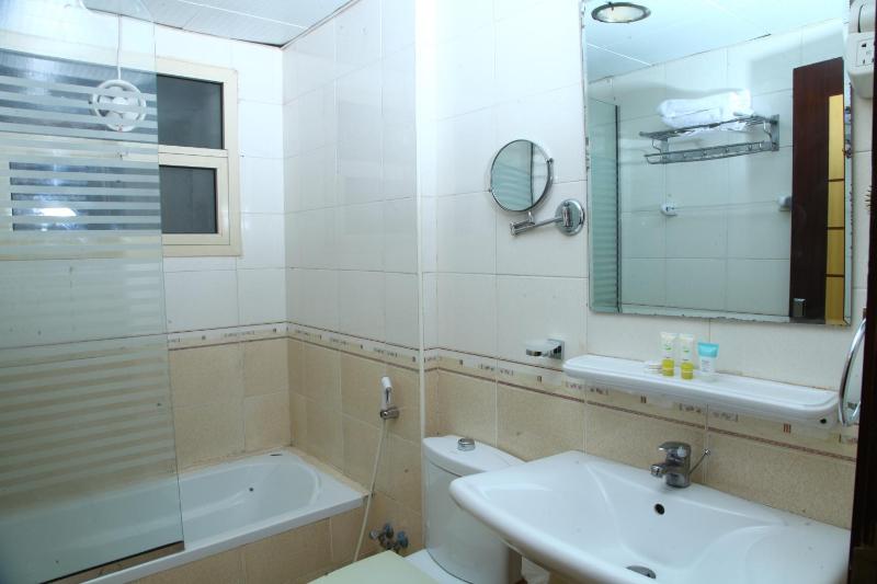 One-Bedroom Apartment with King Bed image 4
