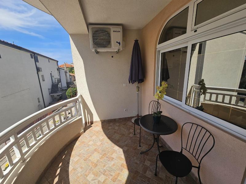 Studio with Balcony image 2