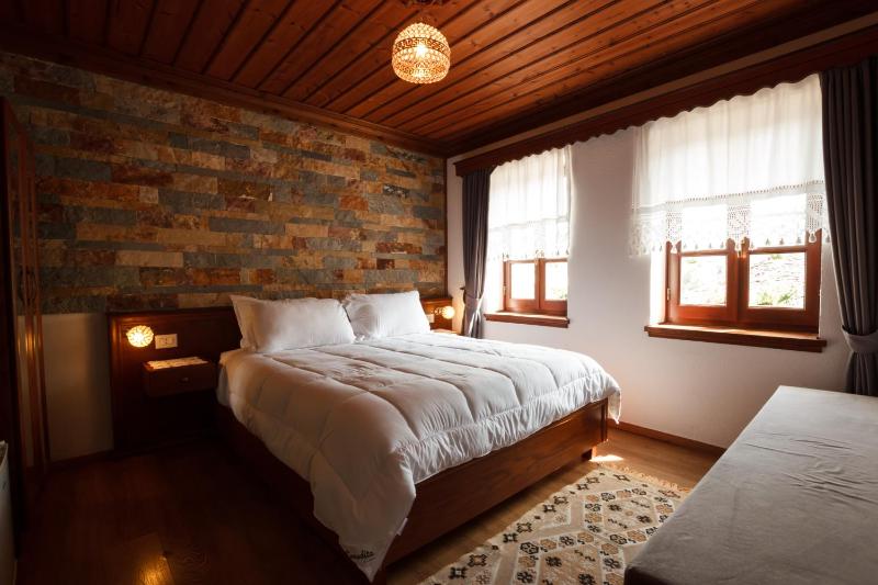 Deluxe Triple Room image 3