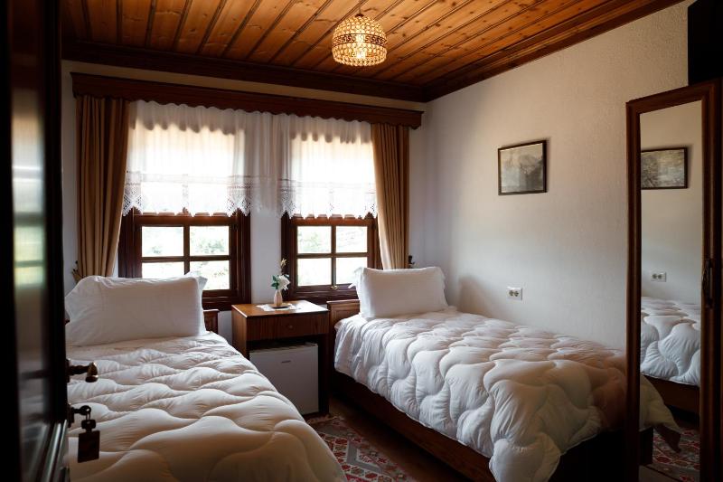 Budget Twin Room image 4