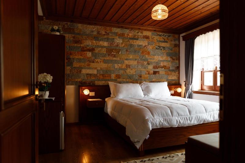 Deluxe Triple Room image 3