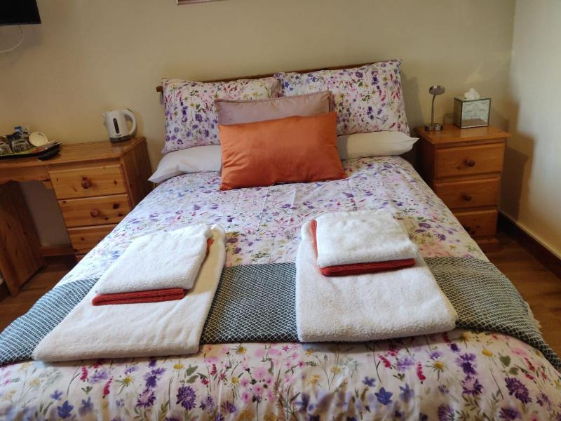 Double Room with Shared Bathroom image 1