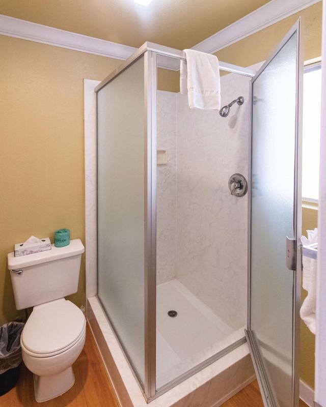 Queen Room image 4