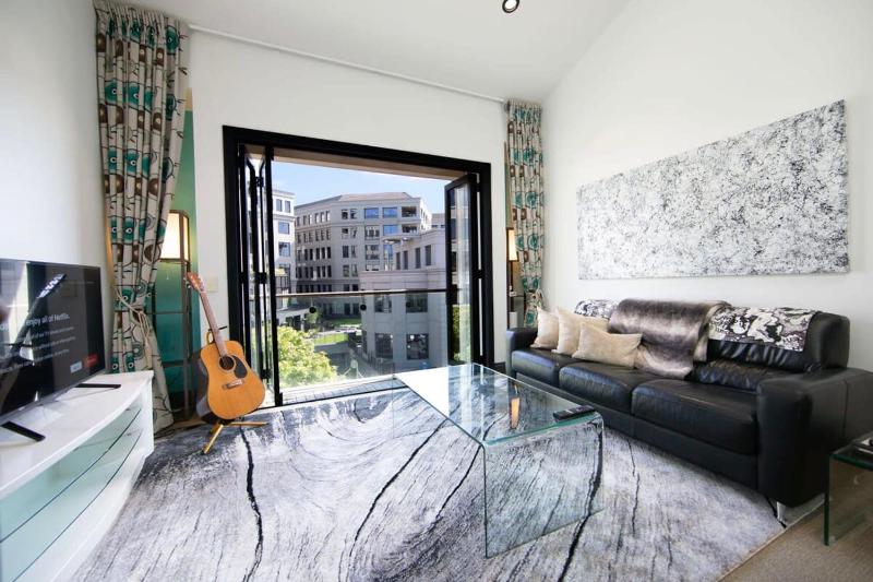 One-bedroom loft in Viaduct by Zodiak Stays - image 1