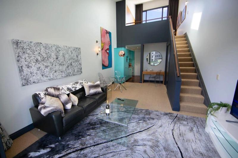 One-bedroom loft in Viaduct by Zodiak Stays - image 10