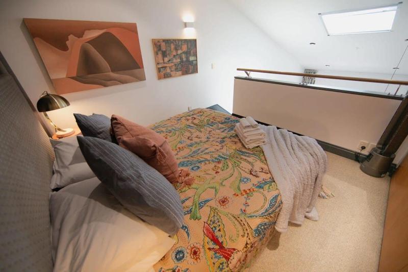 One-bedroom loft in Viaduct by Zodiak Stays - image 7