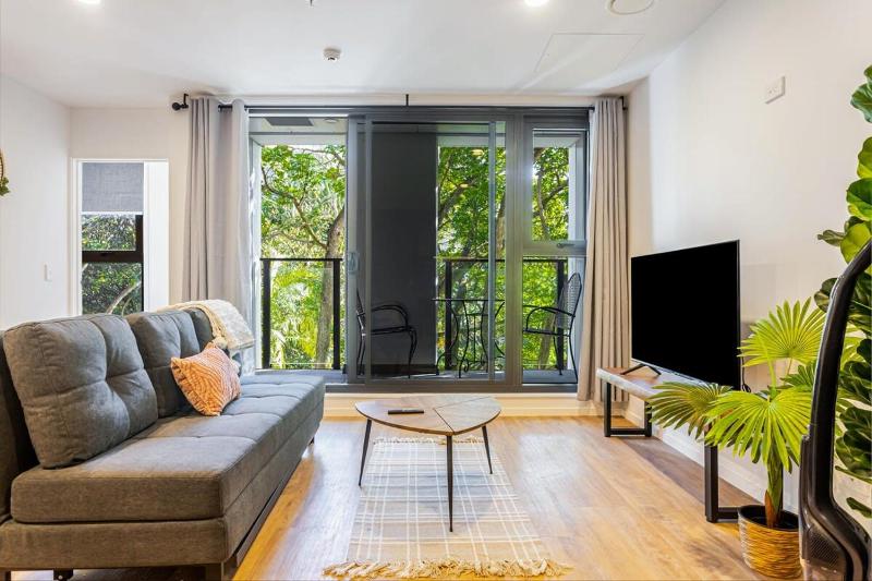 Auckland City Charm - 2BR Haven by Zodiak Stays - image 1