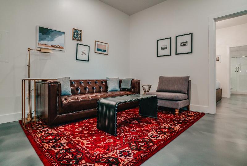 One-Bedroom Suite image 4