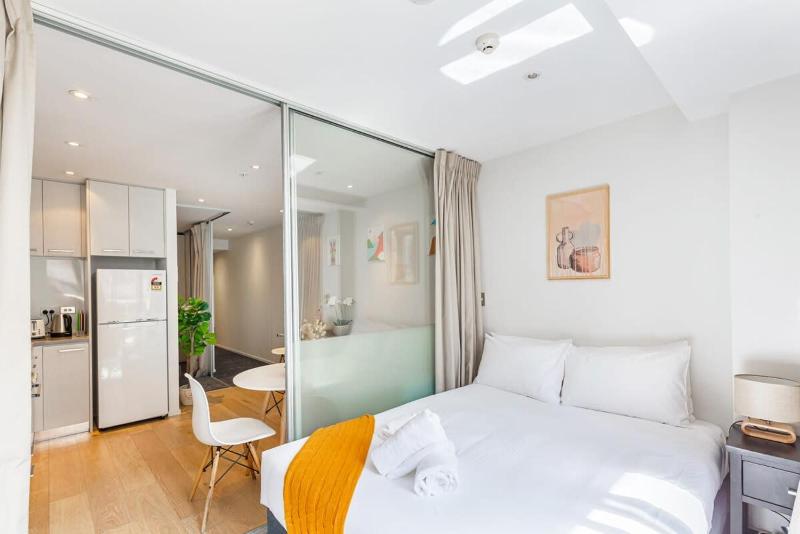 Sleek central stay with balcony by Zodiak Stays - image 2