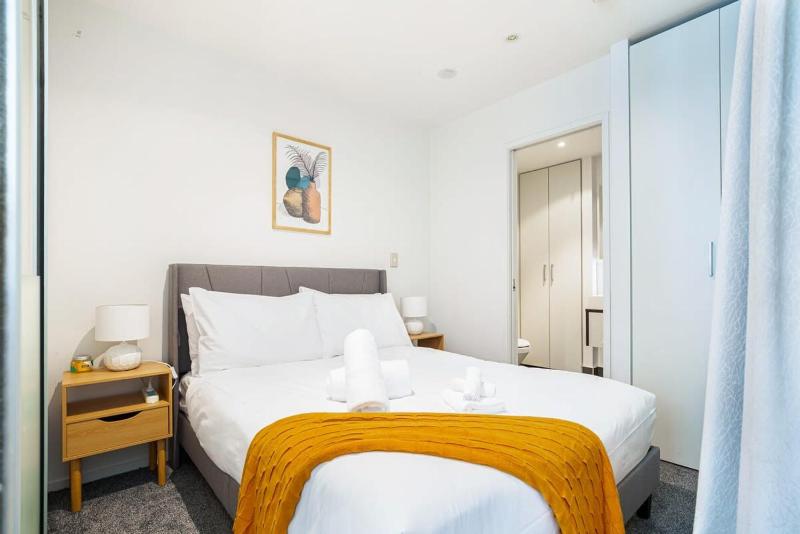 Sleek central stay with balcony by Zodiak Stays - image 5