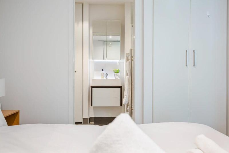 Sleek central stay with balcony by Zodiak Stays - image 9