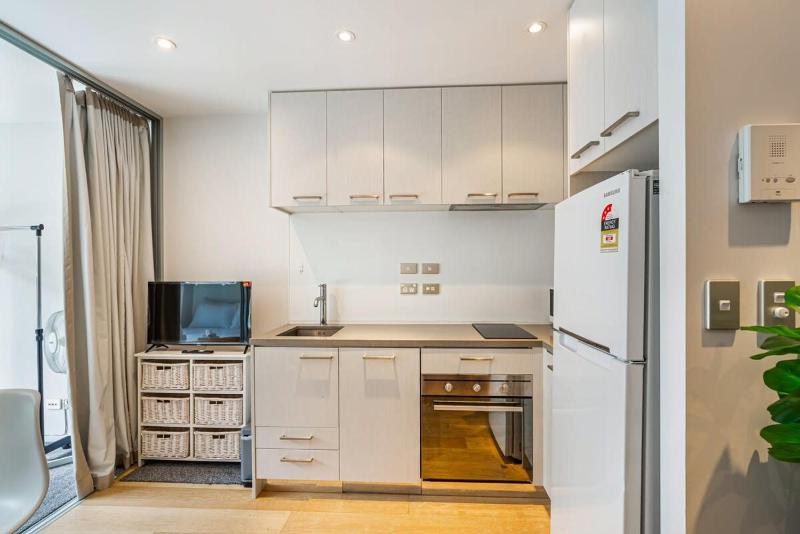 Sleek central stay with balcony by Zodiak Stays - image 14