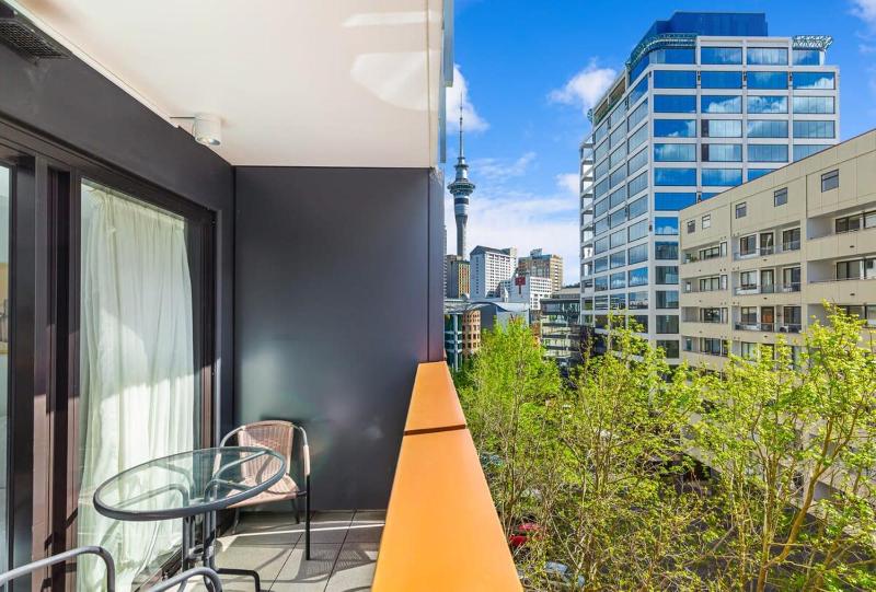 Sleek central stay with balcony by Zodiak Stays - image 13