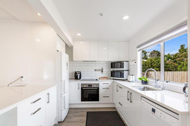 Spacious Renovated 3BR in Ellerslie I Zodiak Stays - image 14