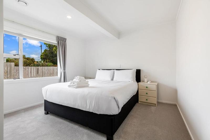 Spacious Renovated 3BR in Ellerslie I Zodiak Stays - image 9