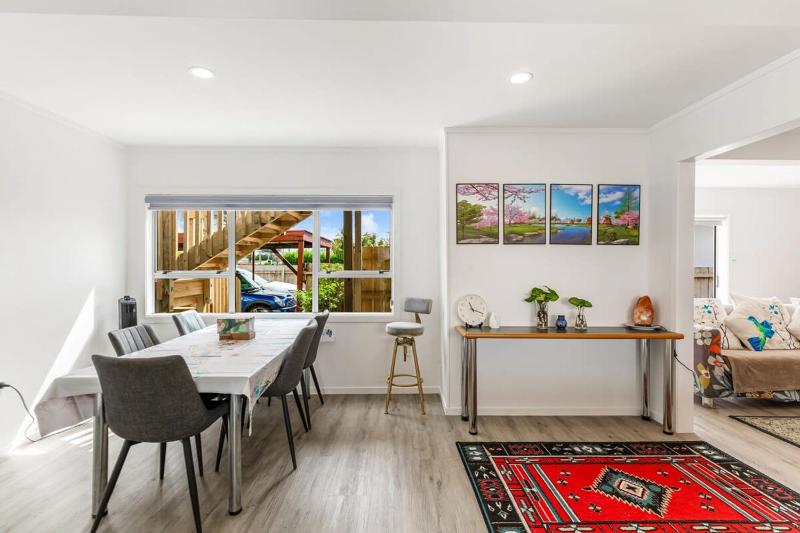 Spacious Renovated 3BR in Ellerslie I Zodiak Stays - image 6