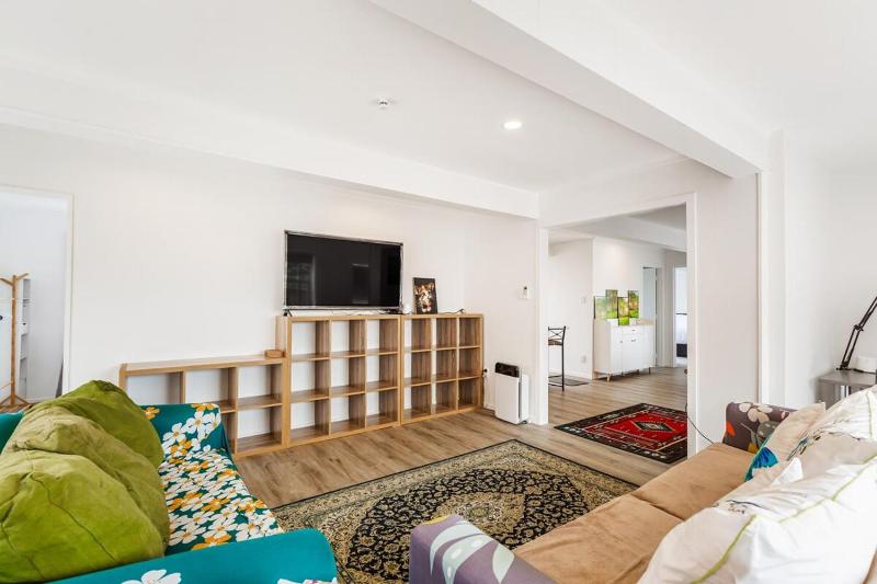 Spacious Renovated 3BR in Ellerslie I Zodiak Stays - image 13