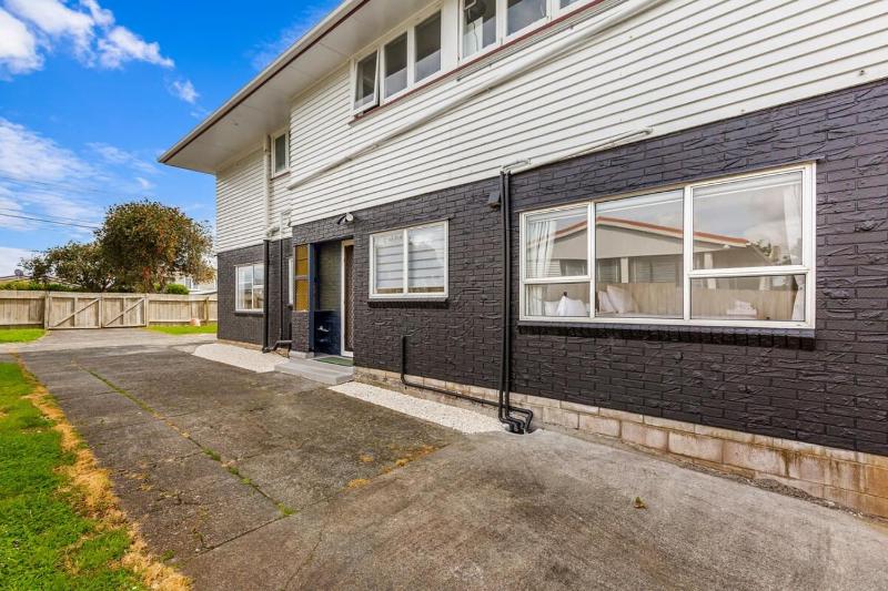 Spacious Renovated 3BR in Ellerslie I Zodiak Stays - image 10