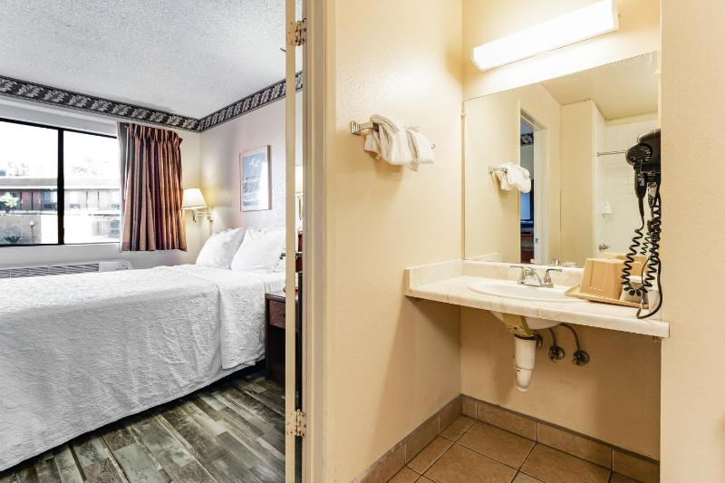 Double Room - Disability Access/Non-Smoking image 4