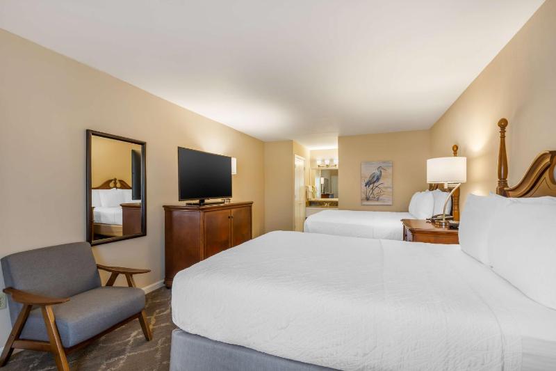 Queen Room with Two Queen Beds - Smoking image 3