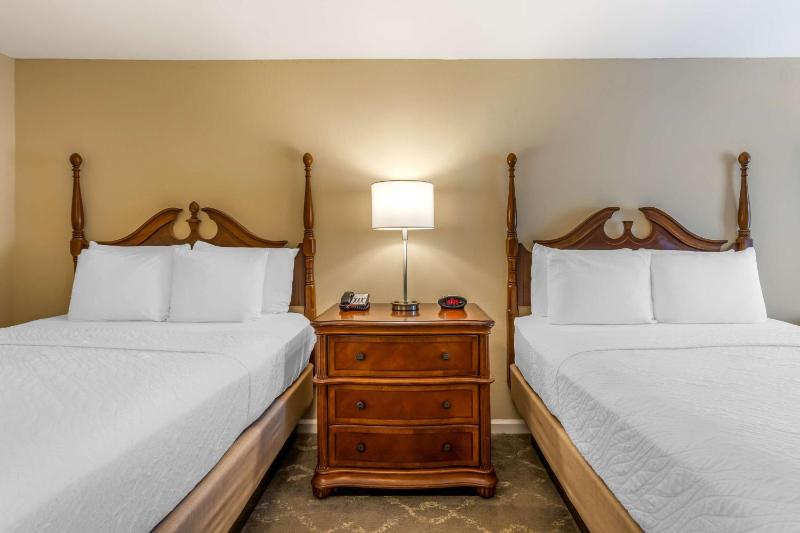 Queen Room with Two Queen Beds - Smoking image 3