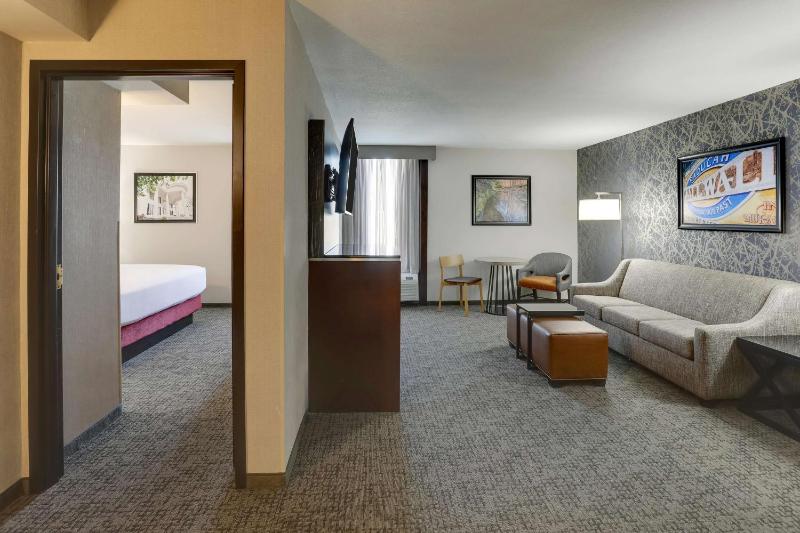 Superior King Suite image 3