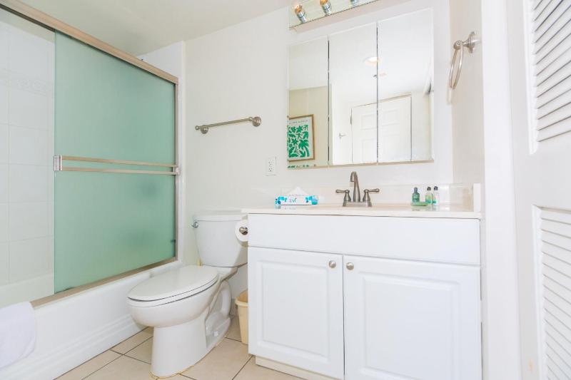 Two Bedroom Condo Overlooking Ala Wai Boat Harbor Unit 1744 - image 10