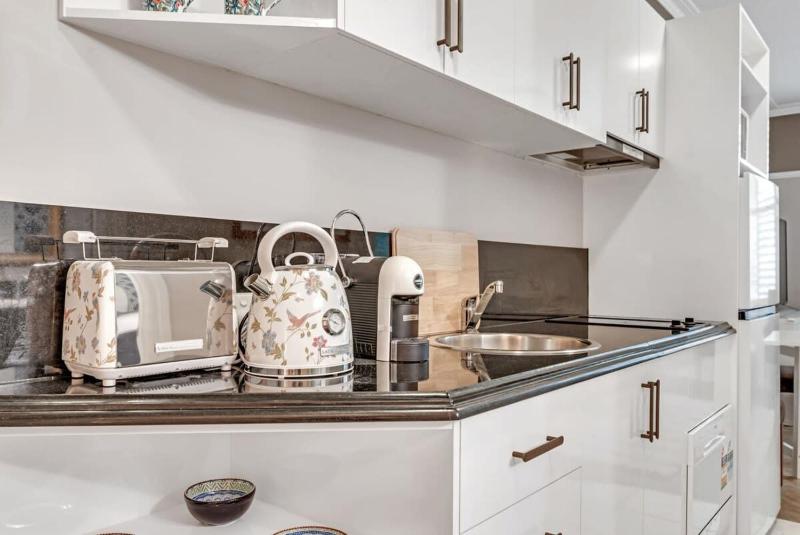 Convenience and comfort 1BR Apartment Walk To Queen St Mall - image 9