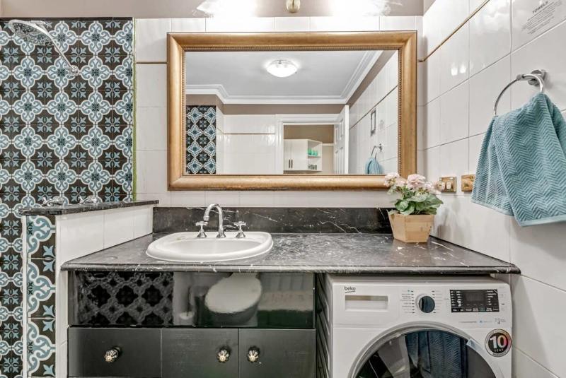 Convenience and comfort 1BR Apartment Walk To Queen St Mall - image 8