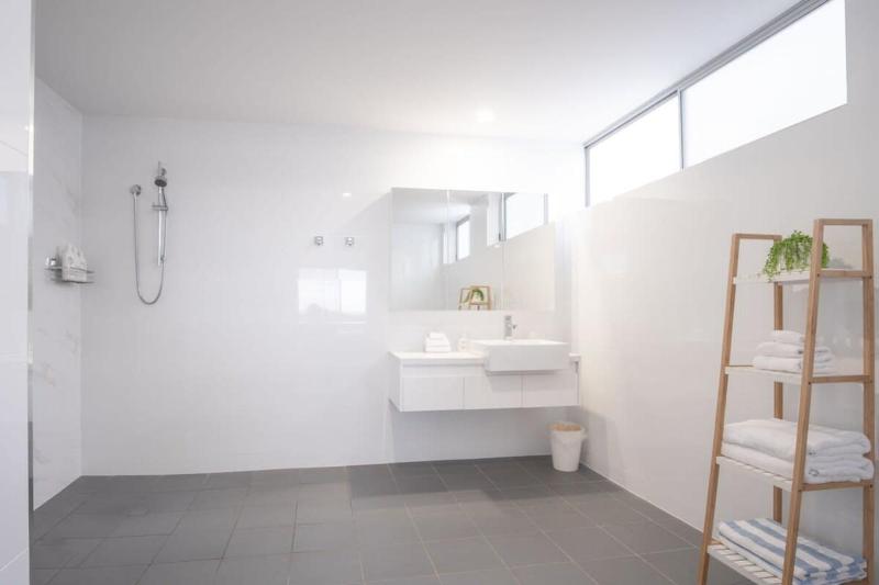 Bright Stylish Kings Beach Apartment - image 12